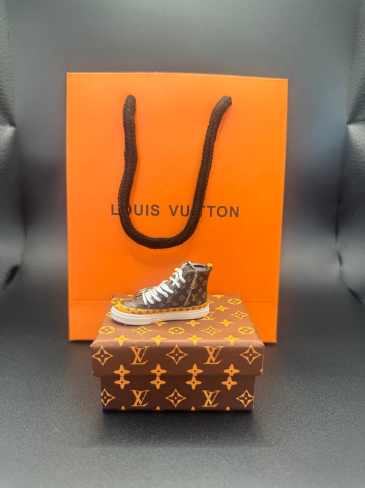 Miniatur-Sneaker Schlüsselanhänger – Louis Vuitton Design – Geschenkbox inklusive