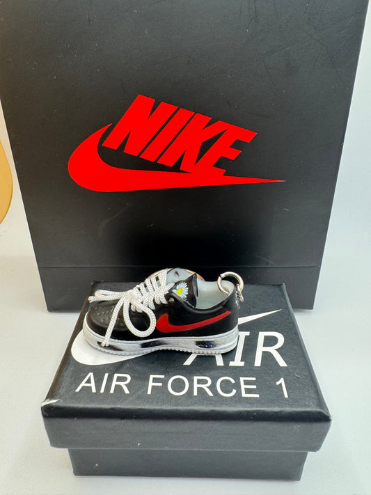 Nike Air Force 1 Schlüsselanhänger – Sneaker Miniatur in Schwarz/Rot mit Daisy Detail