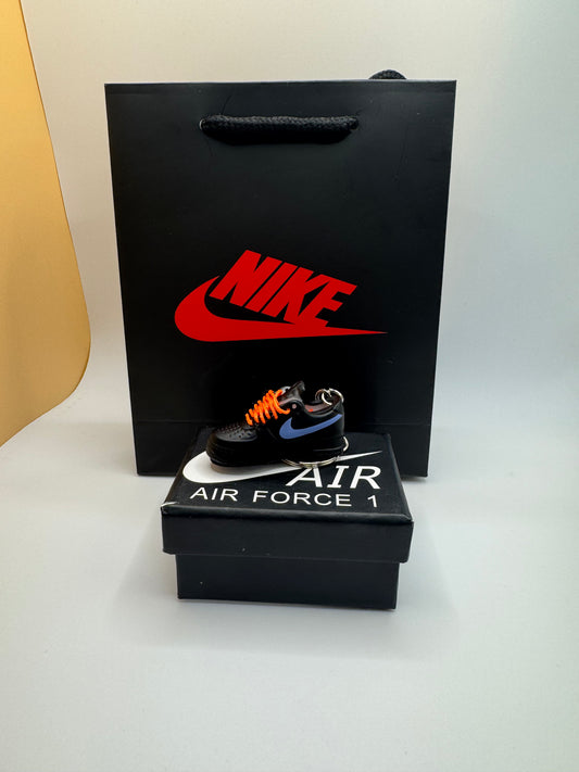 Nike Air Force 1 Schlüsselanhänger – Schwarz/Blau mit Orange Schnürsenkeln – Sneaker Miniatur