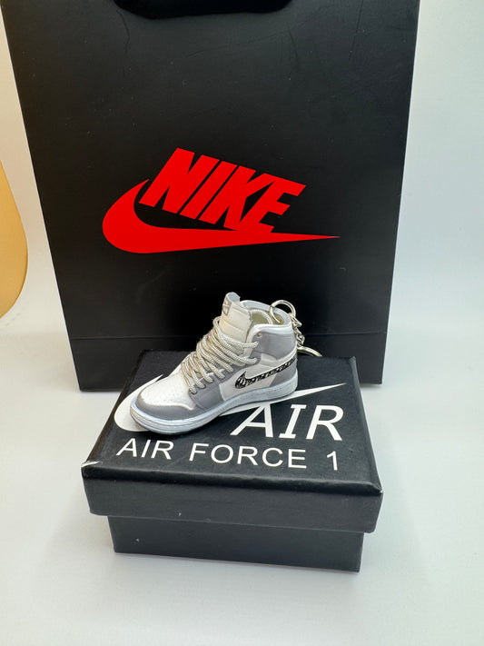 Air Jordan 1 Dior Sneaker Schlüsselanhänger – Weiß/Grau