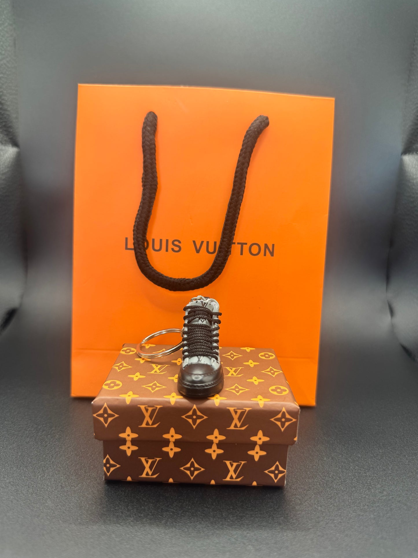 Luxus Miniatur-Sneaker Schlüsselanhänger – Grau/Schwarz – Mit Geschenkbox