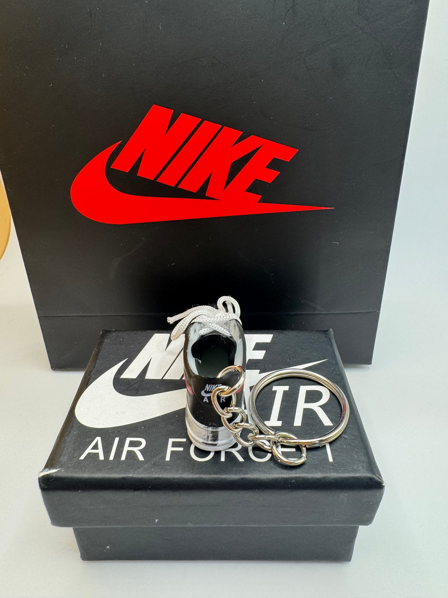 Nike Air Force 1 Schlüsselanhänger – Sneaker Miniatur in Schwarz/Rot mit Daisy Detail