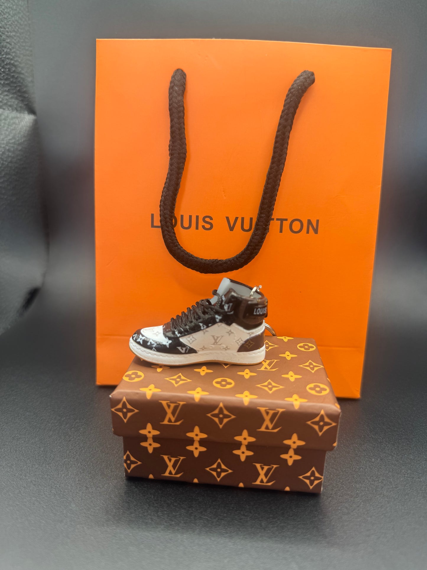 Luxus Miniatur-Sneaker Schlüsselanhänger – Schwarz/Weiß – Mit Geschenkbox