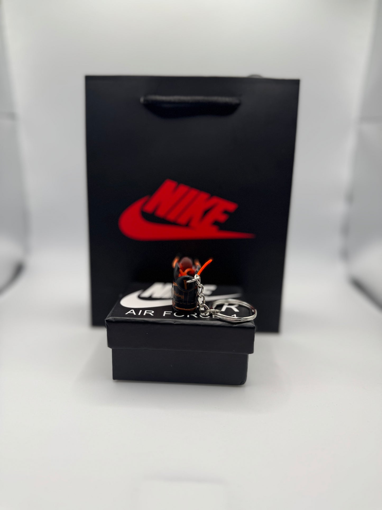 Sneaker Schlüsselanhänger – inspiriert von Air Force 1, Schwarz mit Orange