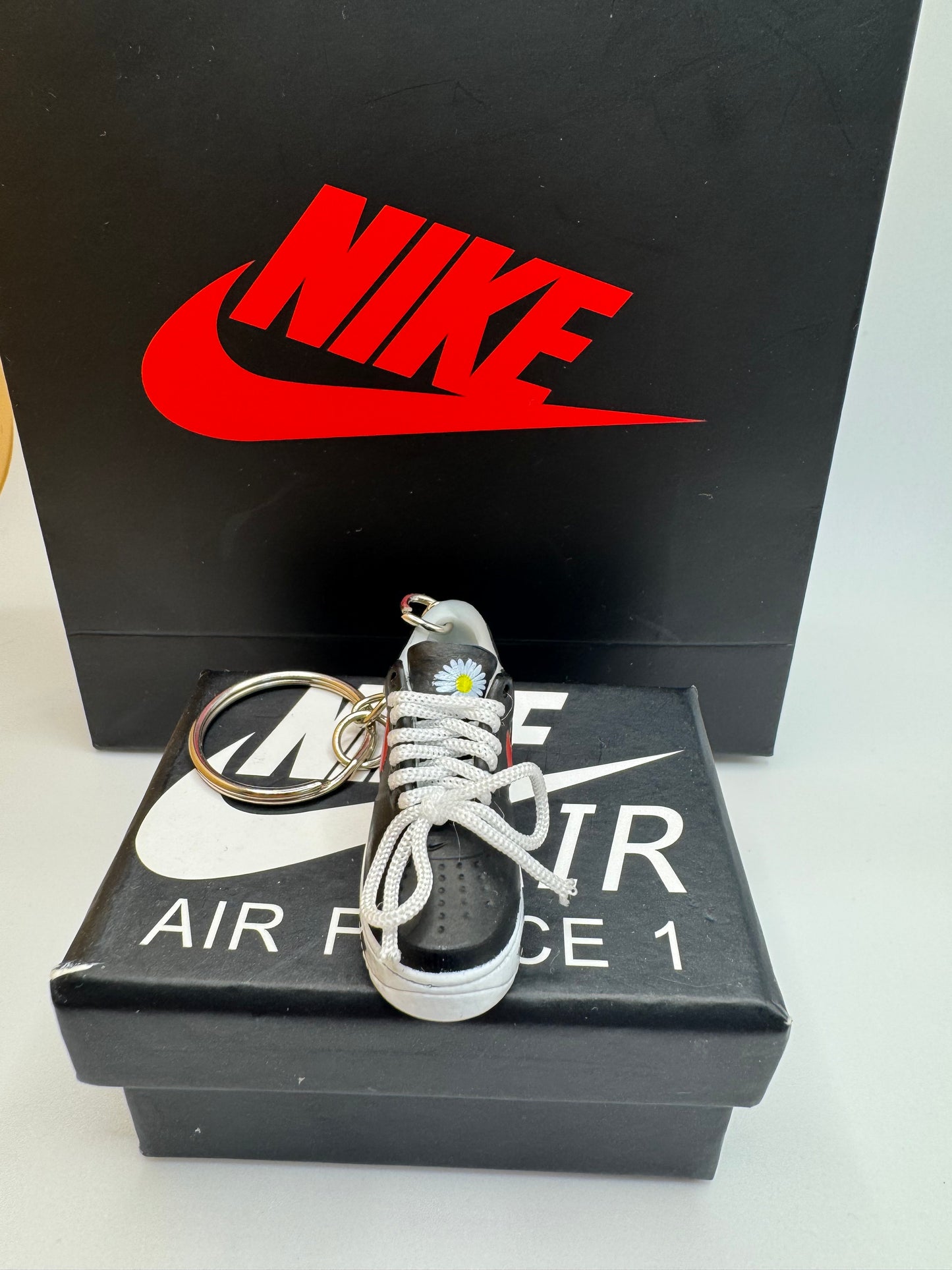 Nike Air Force 1 Schlüsselanhänger – Sneaker Miniatur in Schwarz/Rot mit Daisy Detail