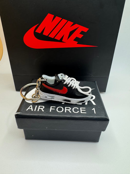 Nike Air Force 1 Schlüsselanhänger – Sneaker Miniatur in Schwarz/Rot mit Daisy Detail
