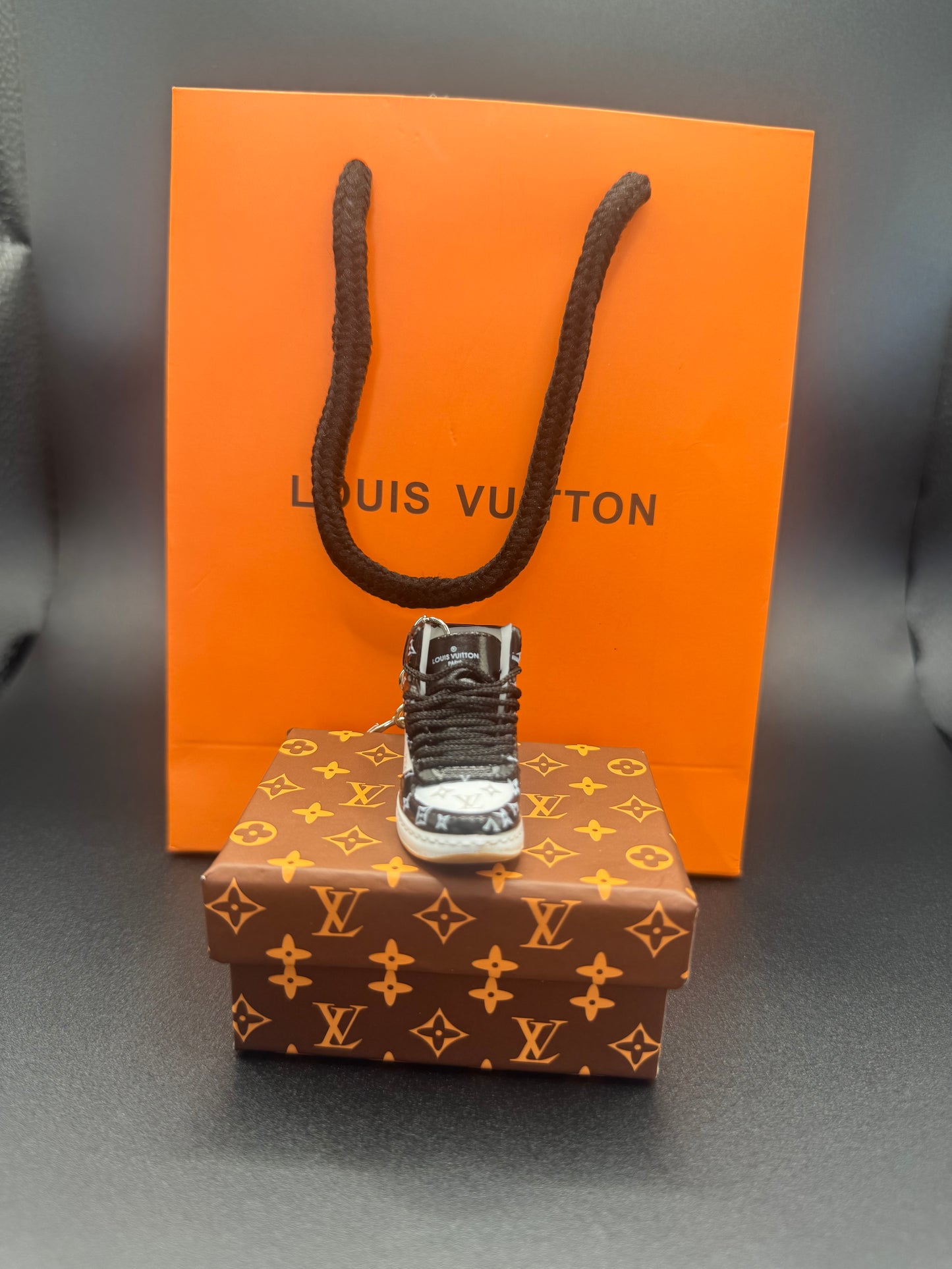 Luxus Miniatur-Sneaker Schlüsselanhänger – Schwarz/Weiß – Mit Geschenkbox
