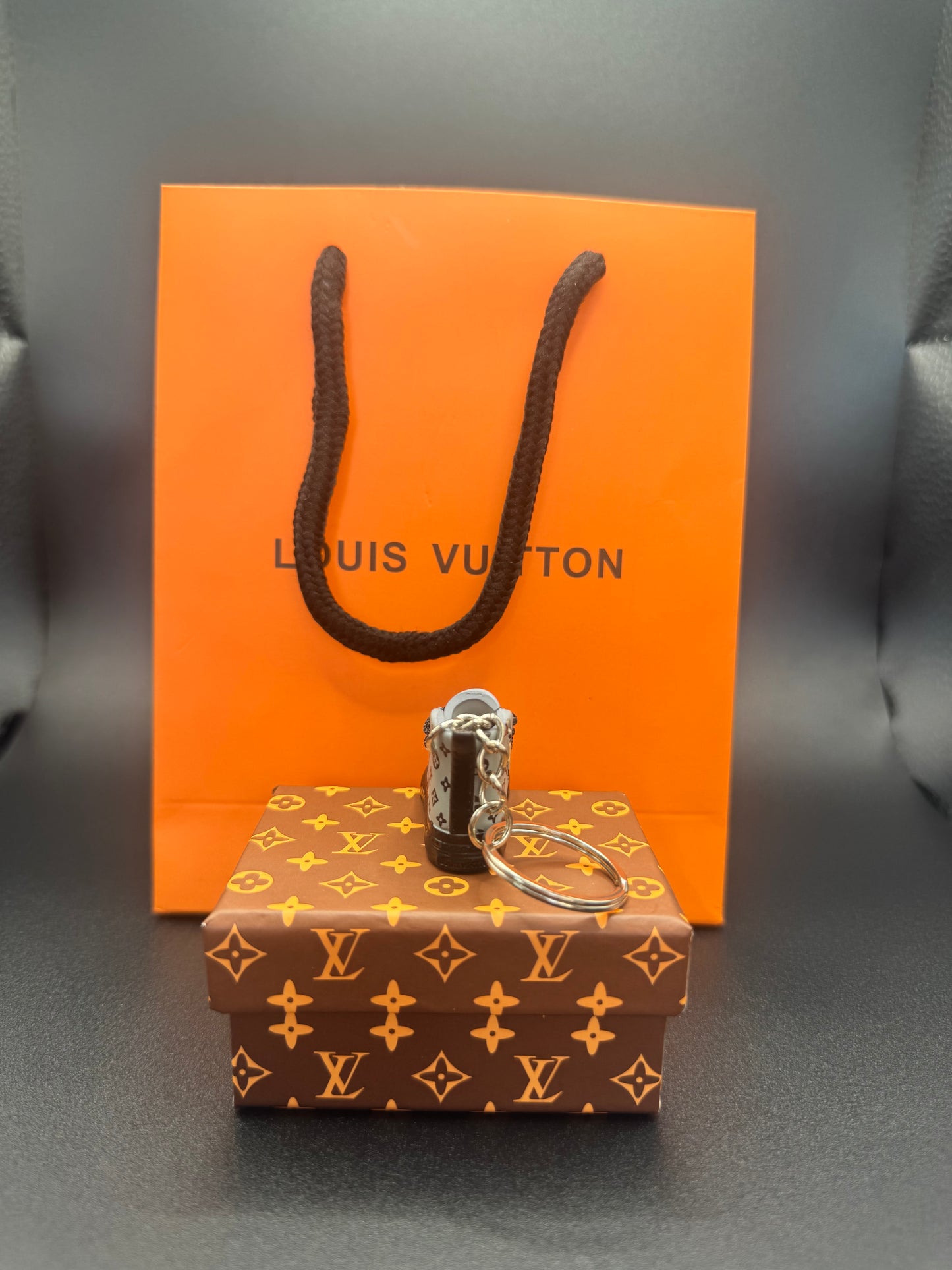 Luxus Miniatur-Sneaker Schlüsselanhänger – Grau/Schwarz – Mit Geschenkbox