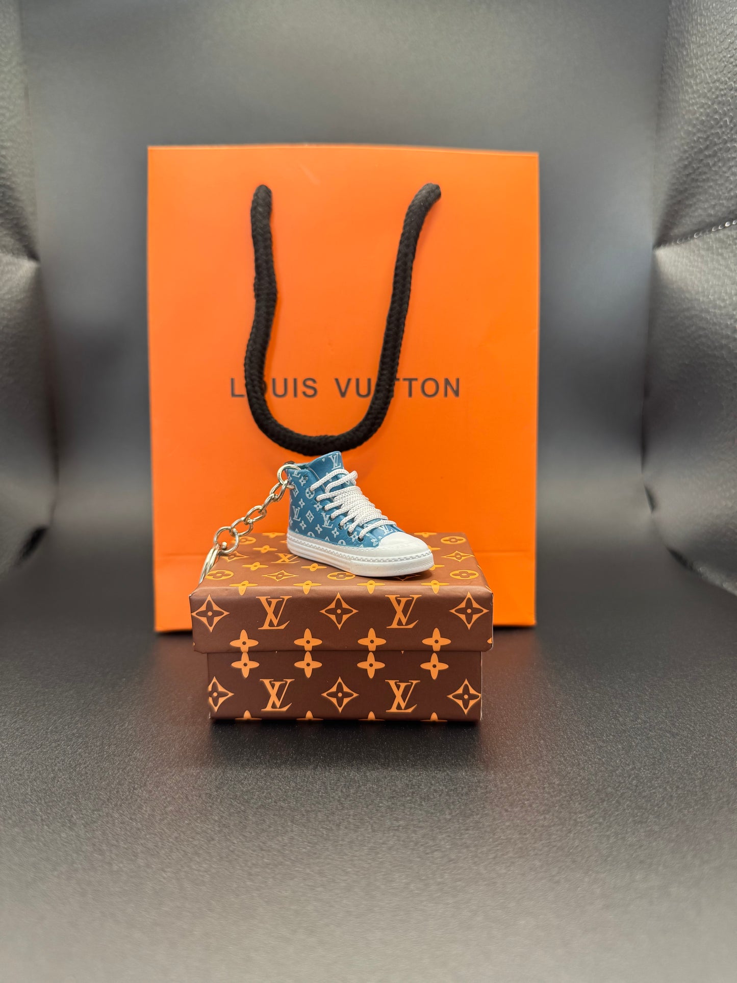 Miniatur-Sneaker Schlüsselanhänger in Blau mit Geschenkbox – Louis Vuitton Stil