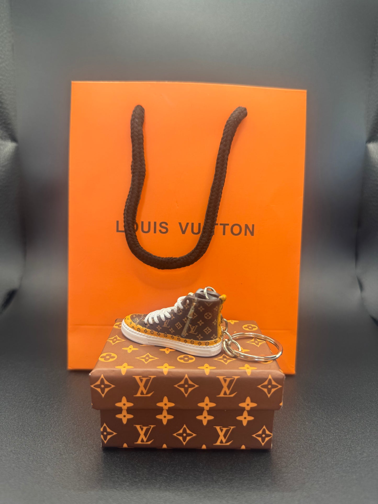 Miniatur-Sneaker Schlüsselanhänger – Louis Vuitton Design – Geschenkbox inklusive