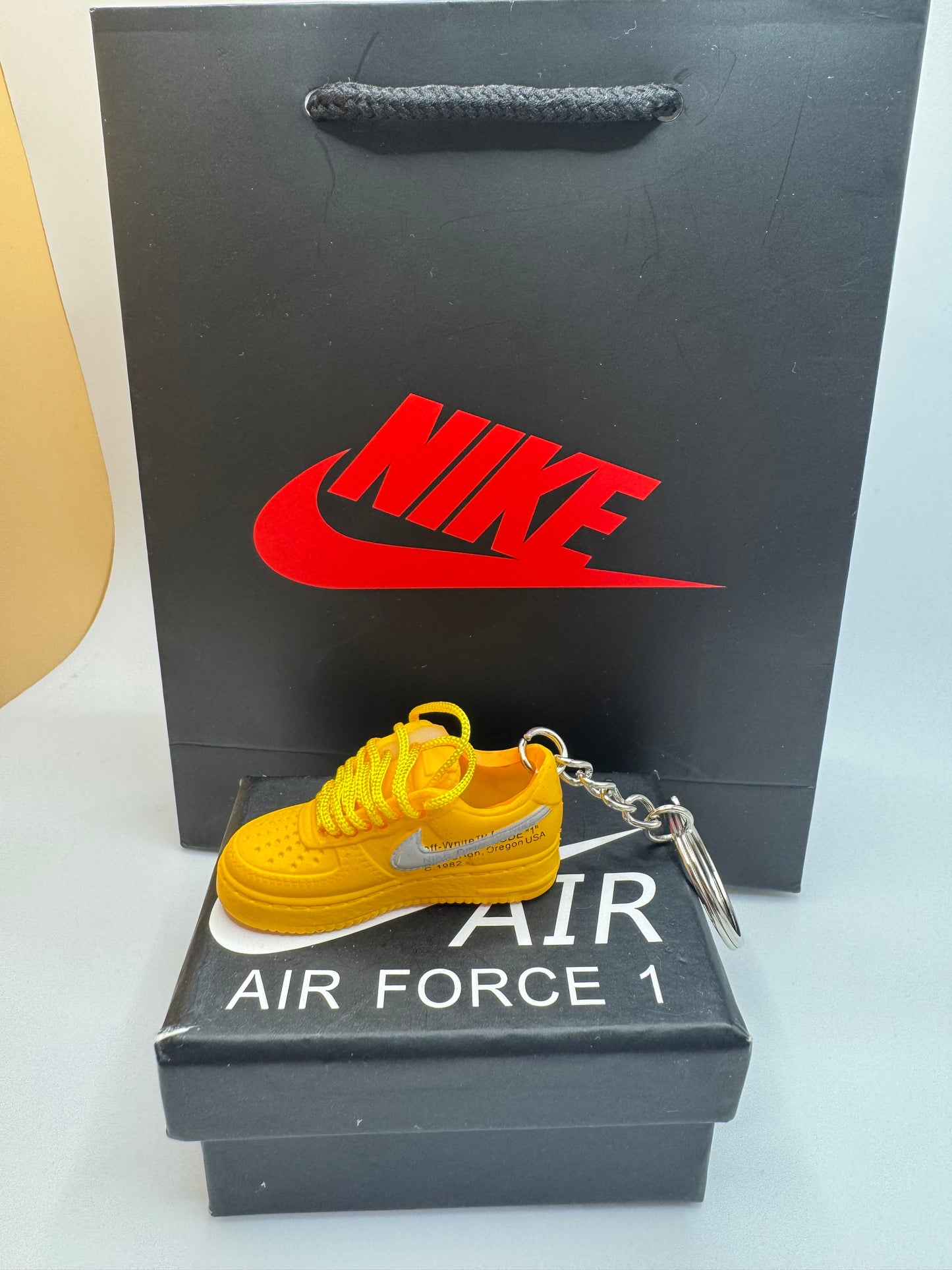 Sneaker Schlüsselanhänger – inspiriert von Air Force 1 (Gelb)