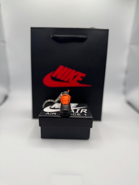 Sneaker Schlüsselanhänger – inspiriert von Air Force 1, Schwarz mit Orange