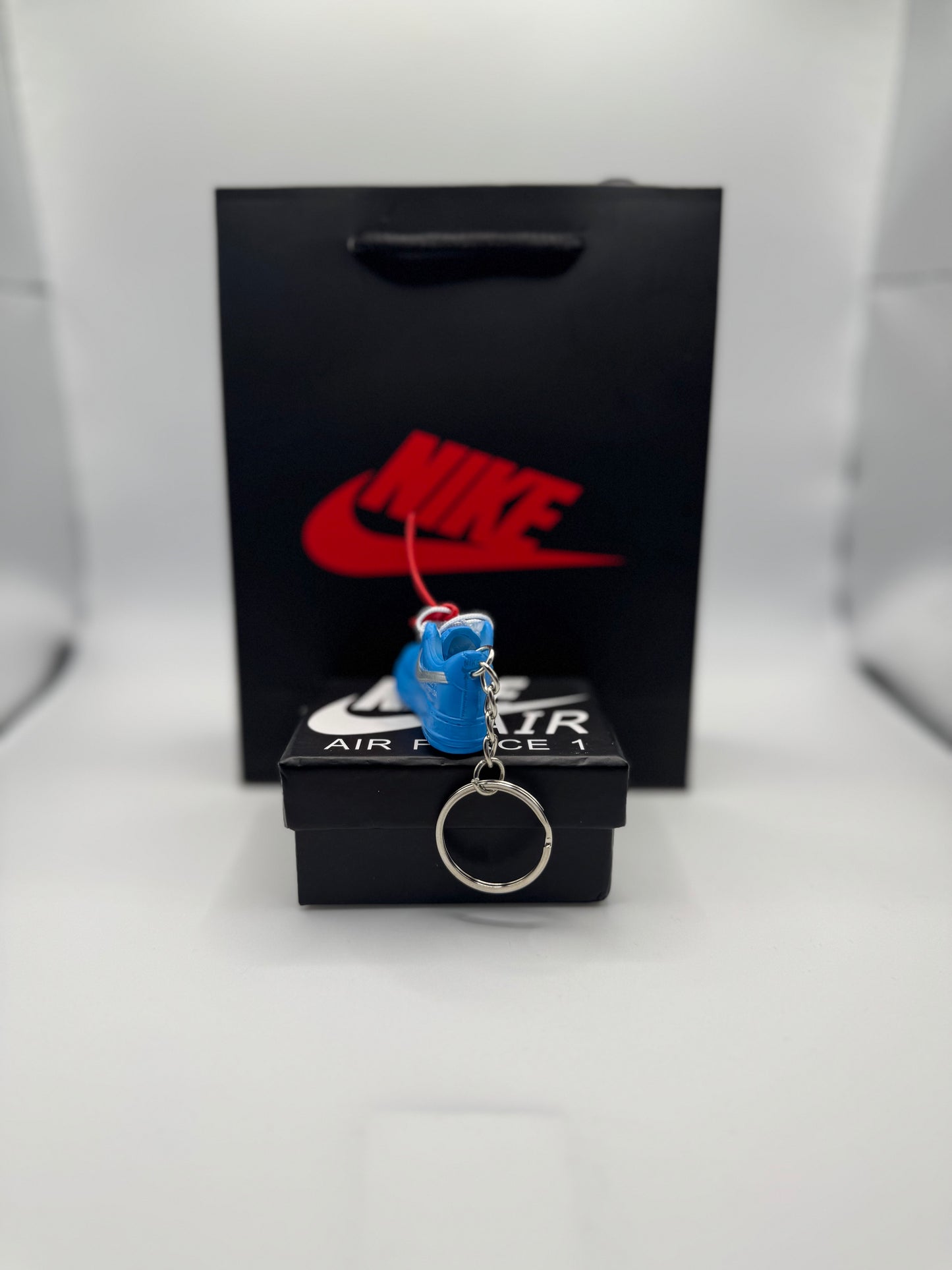 Mini Sneaker Schlüsselanhänger – inspiriert von Nike Air Force 1 (Blau/Silber)