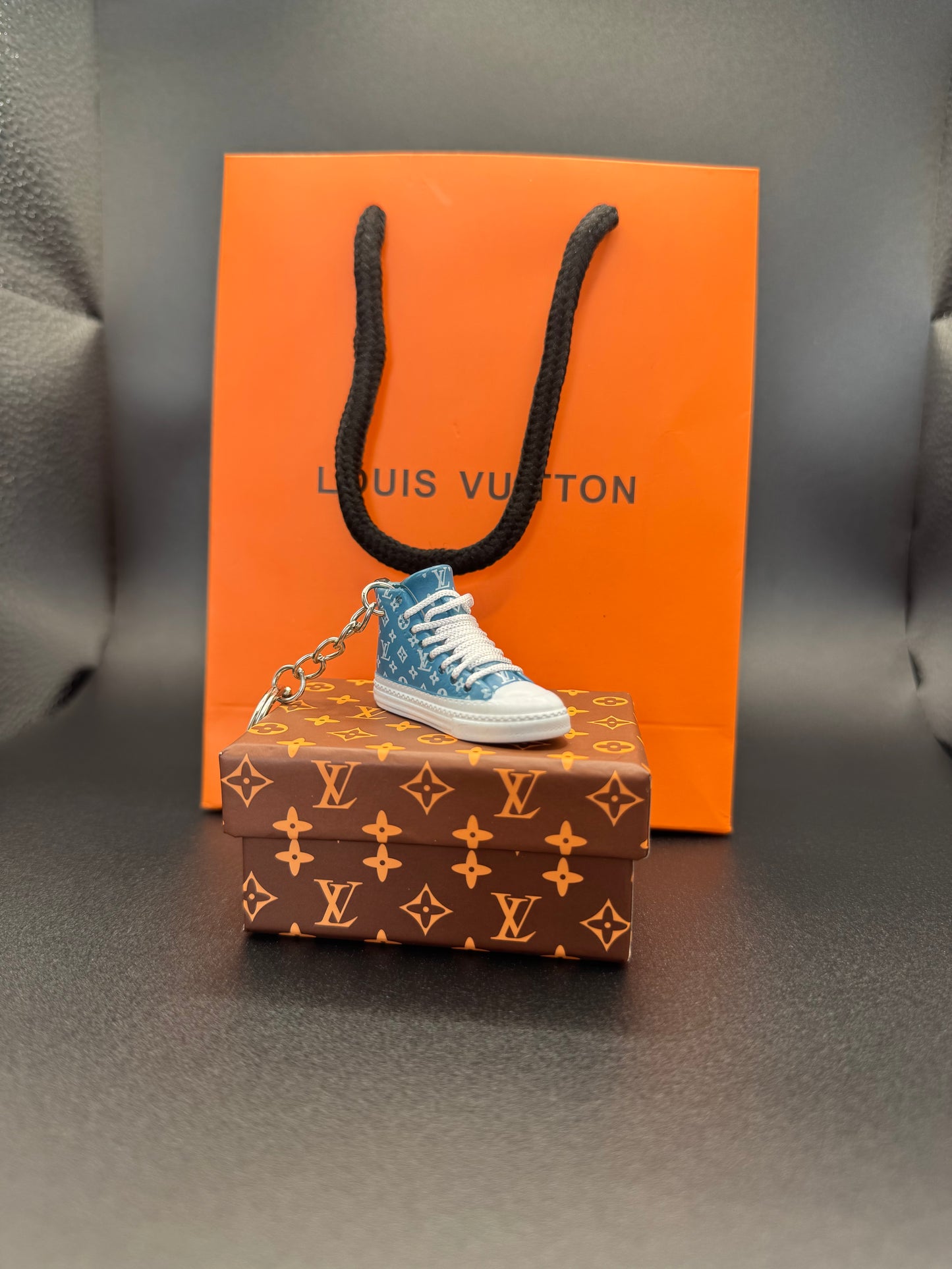 Miniatur-Sneaker Schlüsselanhänger in Blau mit Geschenkbox – Louis Vuitton Stil