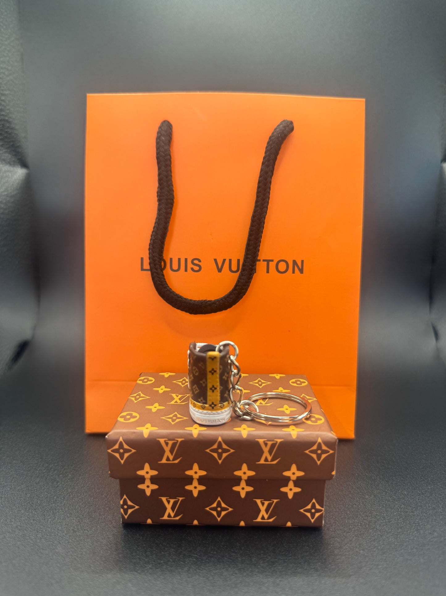 Miniatur-Sneaker Schlüsselanhänger – Louis Vuitton Design – Geschenkbox inklusive