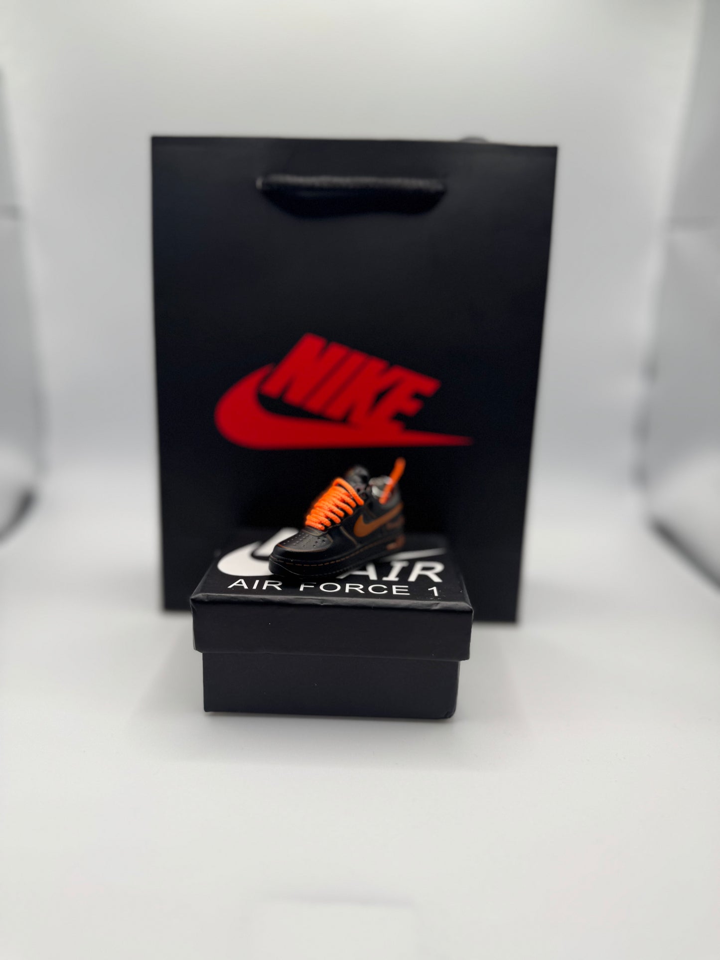 Sneaker Schlüsselanhänger – inspiriert von Air Force 1, Schwarz mit Orange