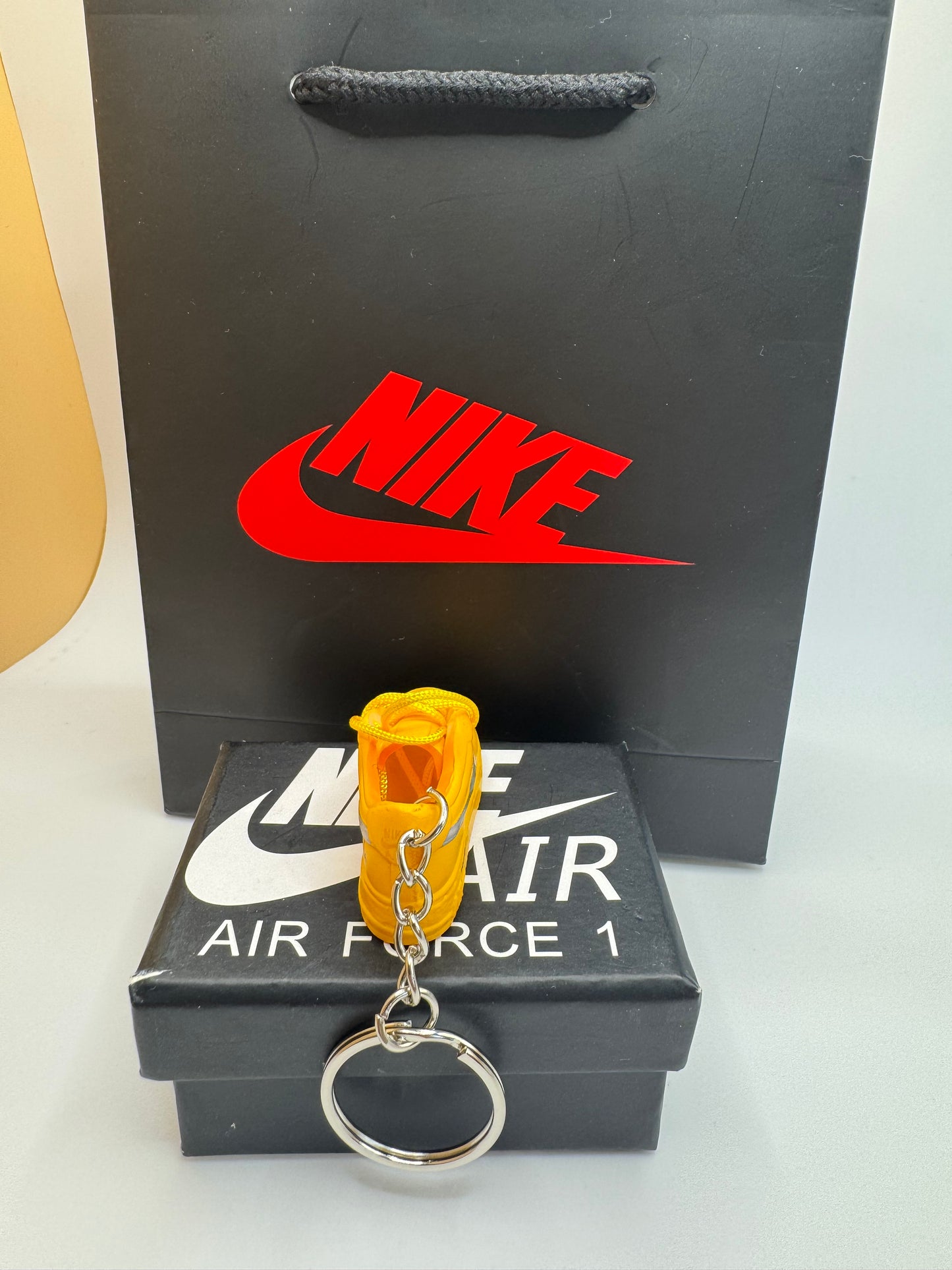 Sneaker Schlüsselanhänger – inspiriert von Air Force 1 (Gelb)