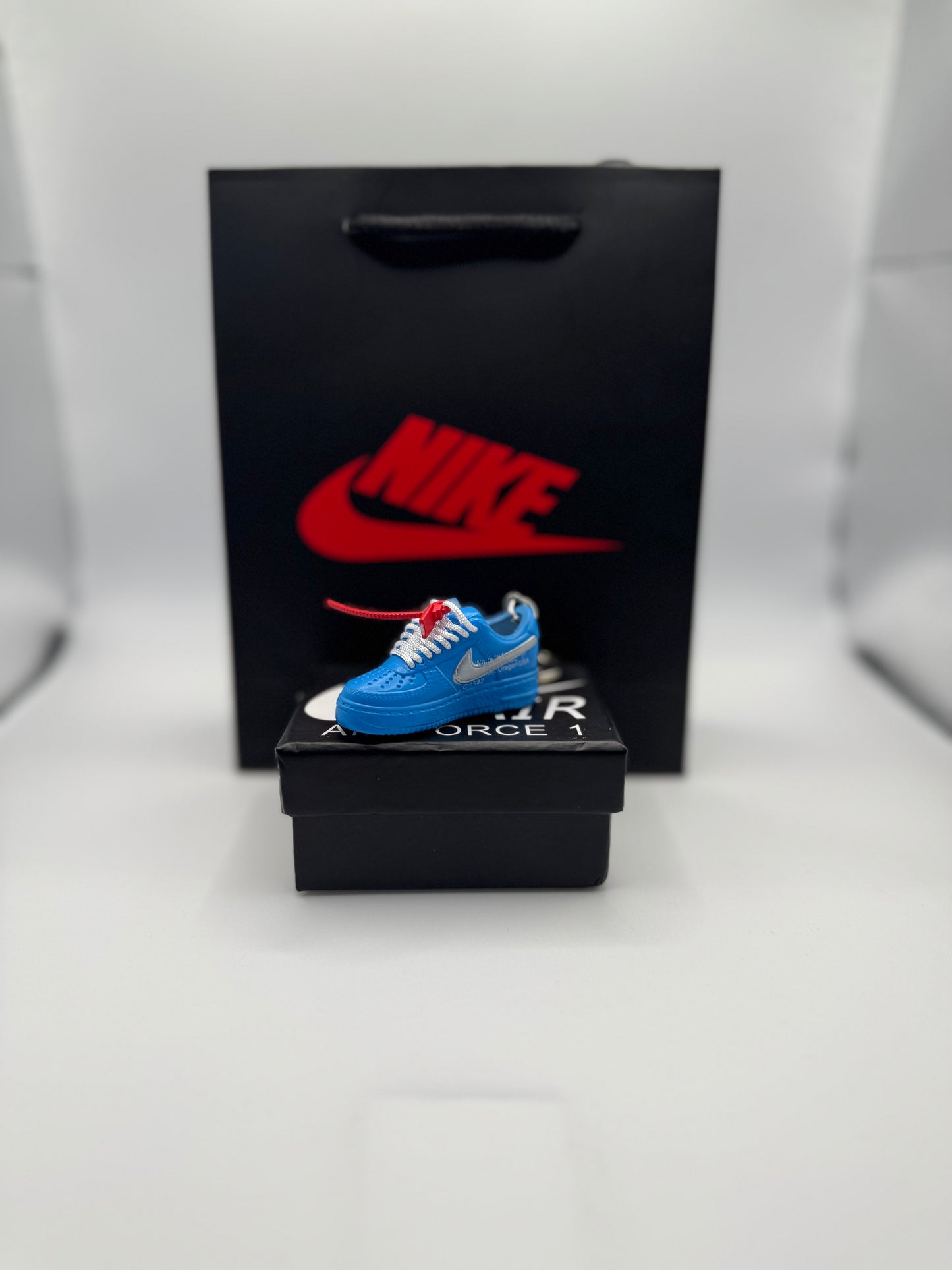 Mini Sneaker Schlüsselanhänger – inspiriert von Nike Air Force 1 (Blau/Silber)