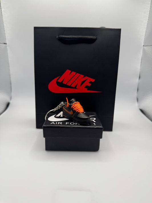 Sneaker Schlüsselanhänger – inspiriert von Air Force 1, Schwarz mit Orange