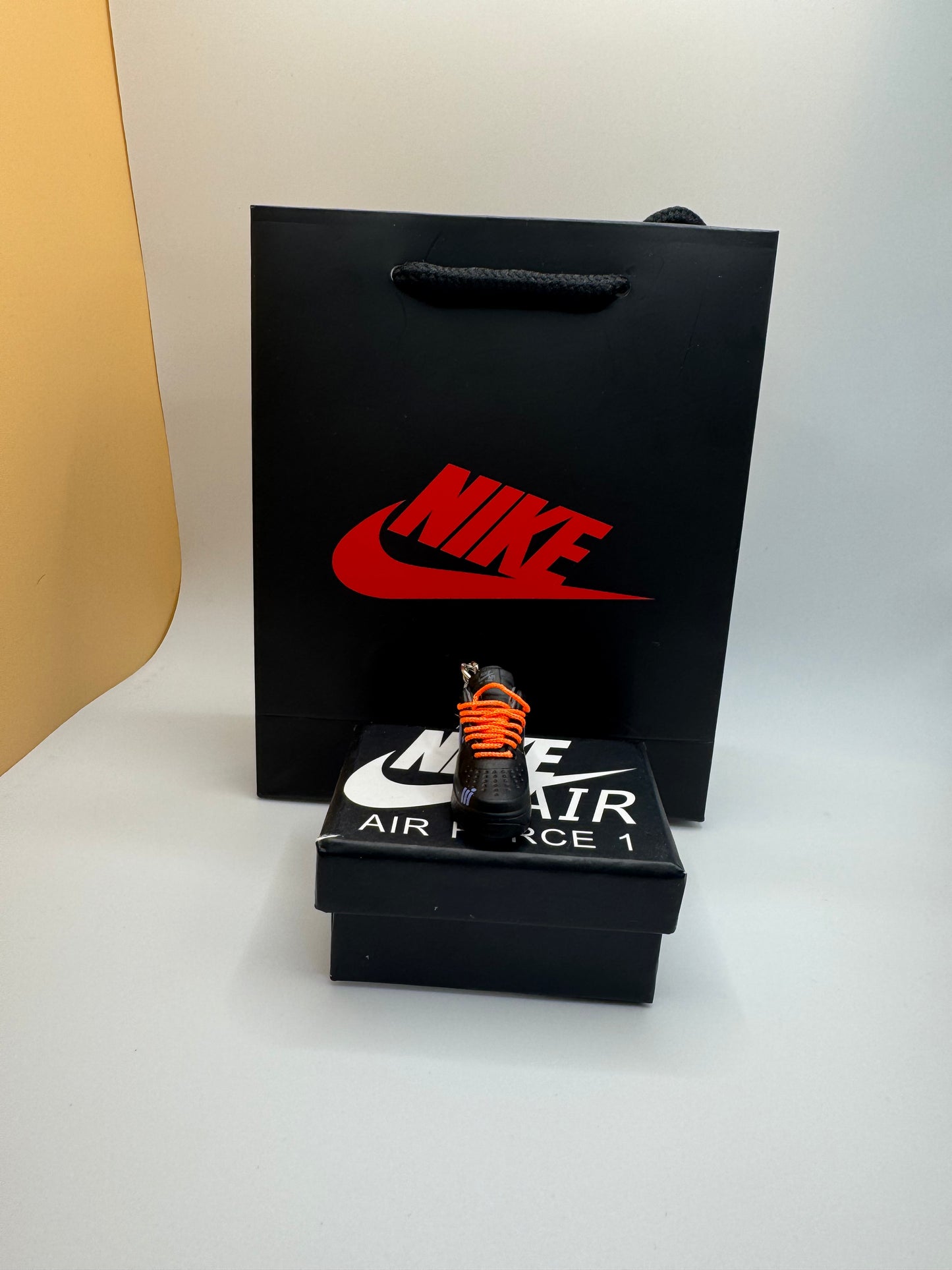 Nike Air Force 1 Schlüsselanhänger – Schwarz/Blau mit Orange Schnürsenkeln – Sneaker Miniatur