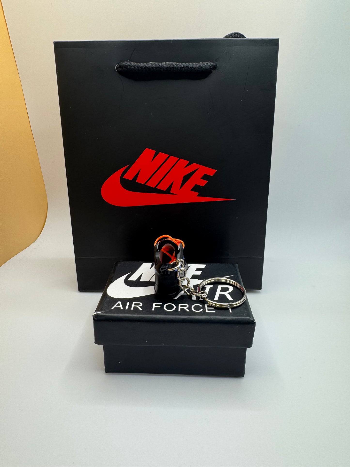 Nike Air Force 1 Schlüsselanhänger – Schwarz/Blau mit Orange Schnürsenkeln – Sneaker Miniatur