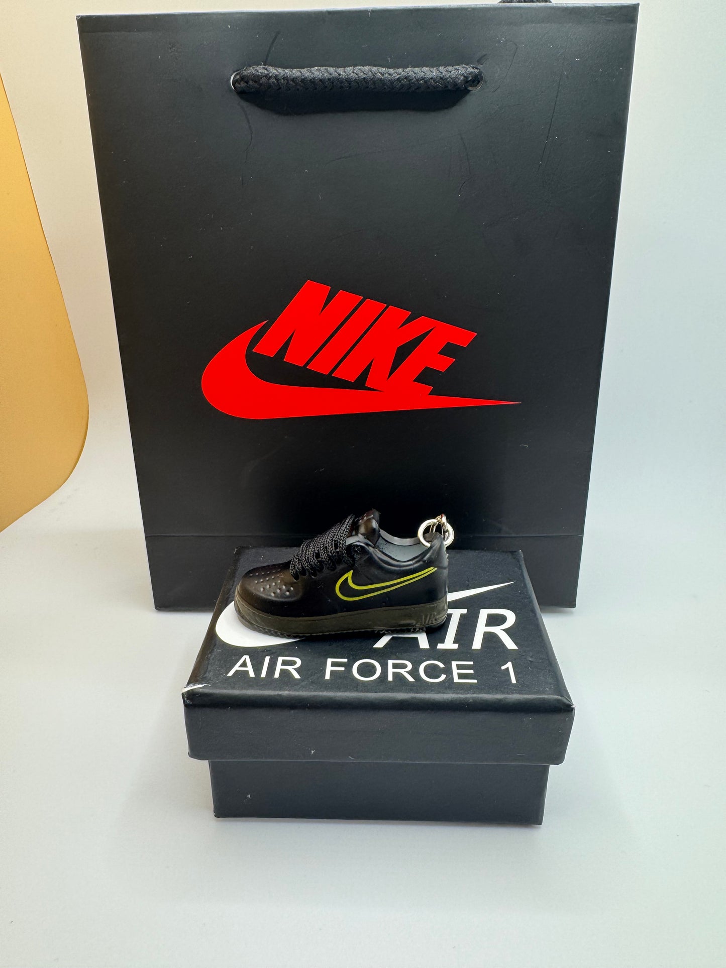 Sneaker Schlüsselanhänger – Nike Air Force 1 Schwarz mit Gelbem Swoosh – Mini Sneaker Keychain