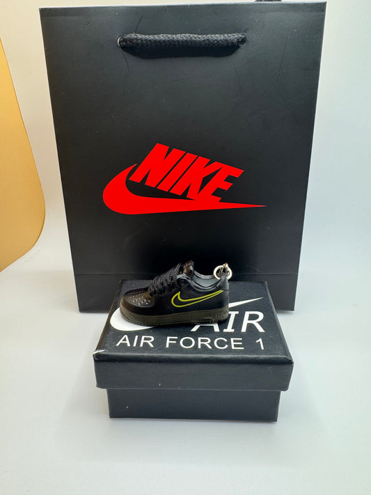 Sneaker Schlüsselanhänger – Nike Air Force 1 Schwarz mit Gelbem Swoosh – Mini Sneaker Keychain