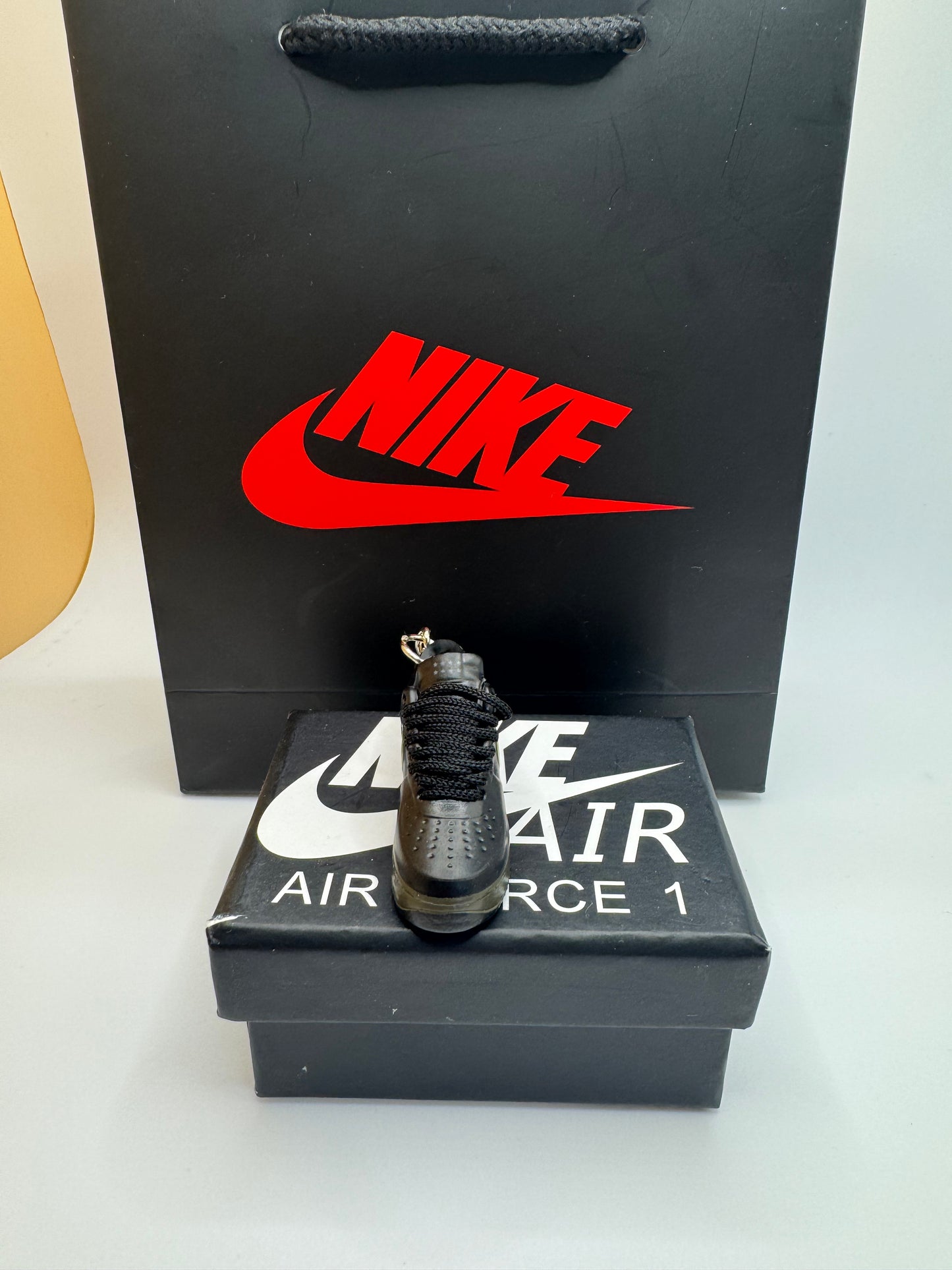 Sneaker Schlüsselanhänger – Nike Air Force 1 Schwarz mit Gelbem Swoosh – Mini Sneaker Keychain