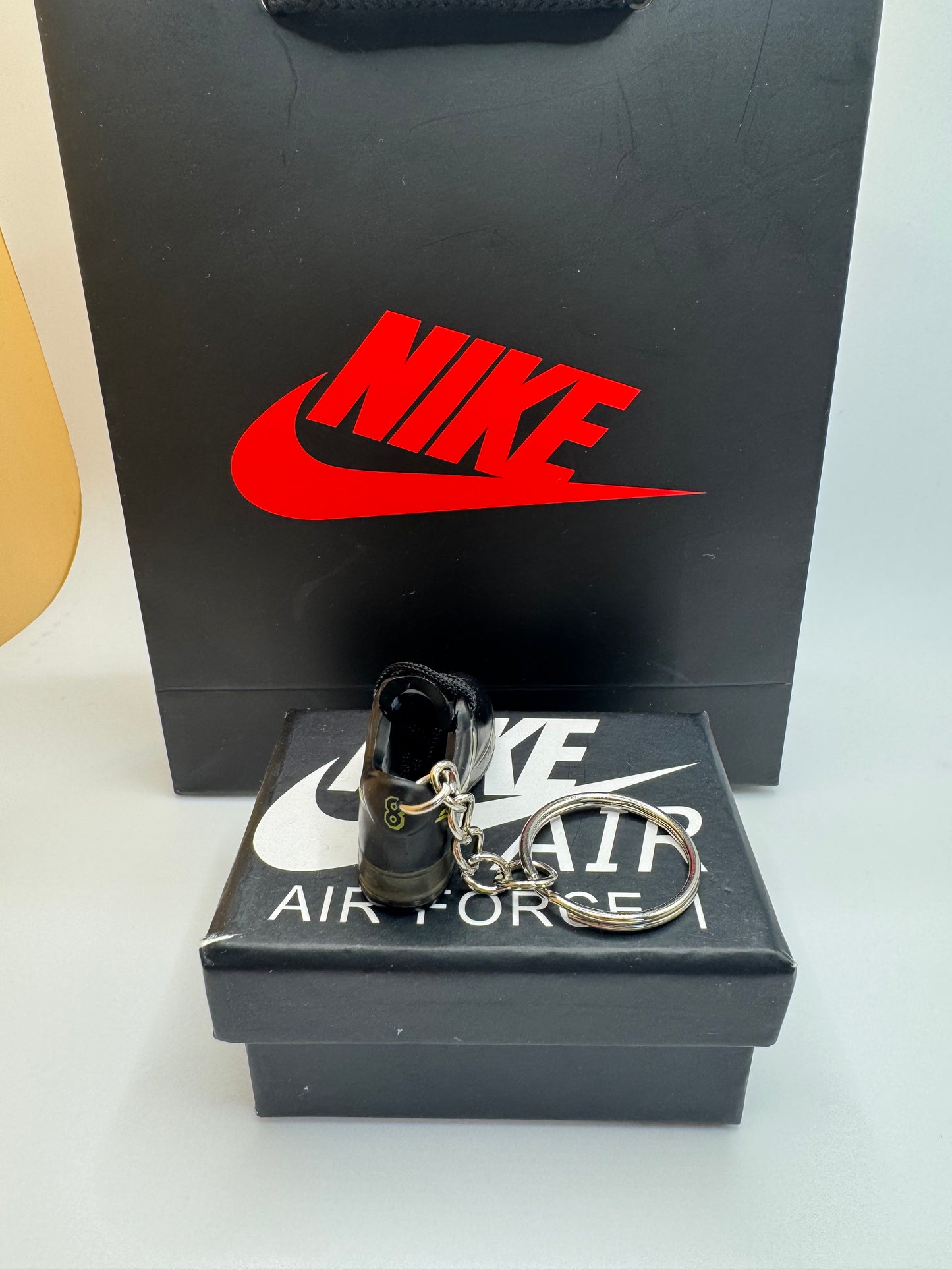 Sneaker Schlüsselanhänger – Nike Air Force 1 Schwarz mit Gelbem Swoosh – Mini Sneaker Keychain