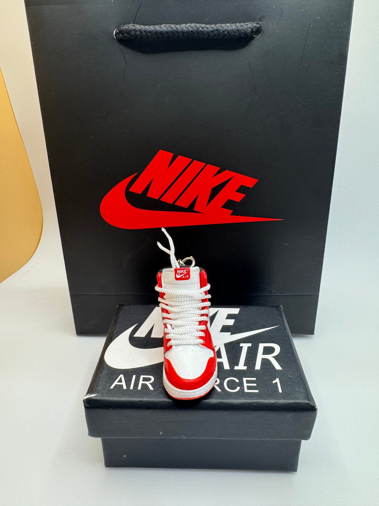 Sneaker Schlüsselanhänger – Rot/Weiß – Mini Sneaker Accessoire