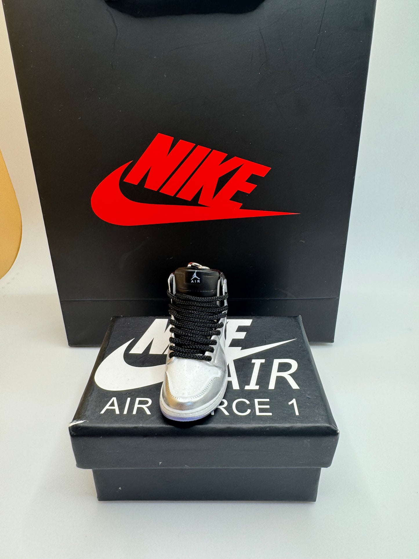 Air Jordan 1 Sneaker Schlüsselanhänger – Silber/Schwarz