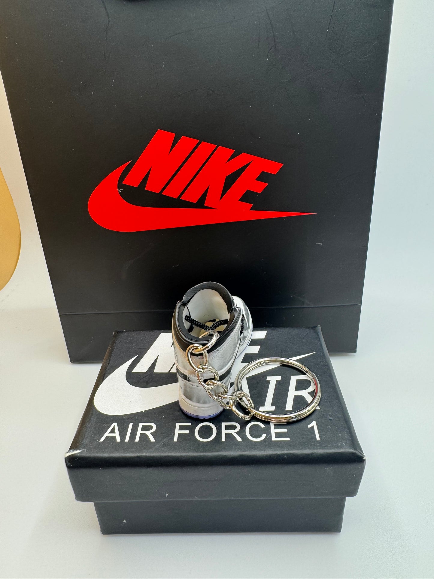Air Jordan 1 Sneaker Schlüsselanhänger – Silber/Schwarz