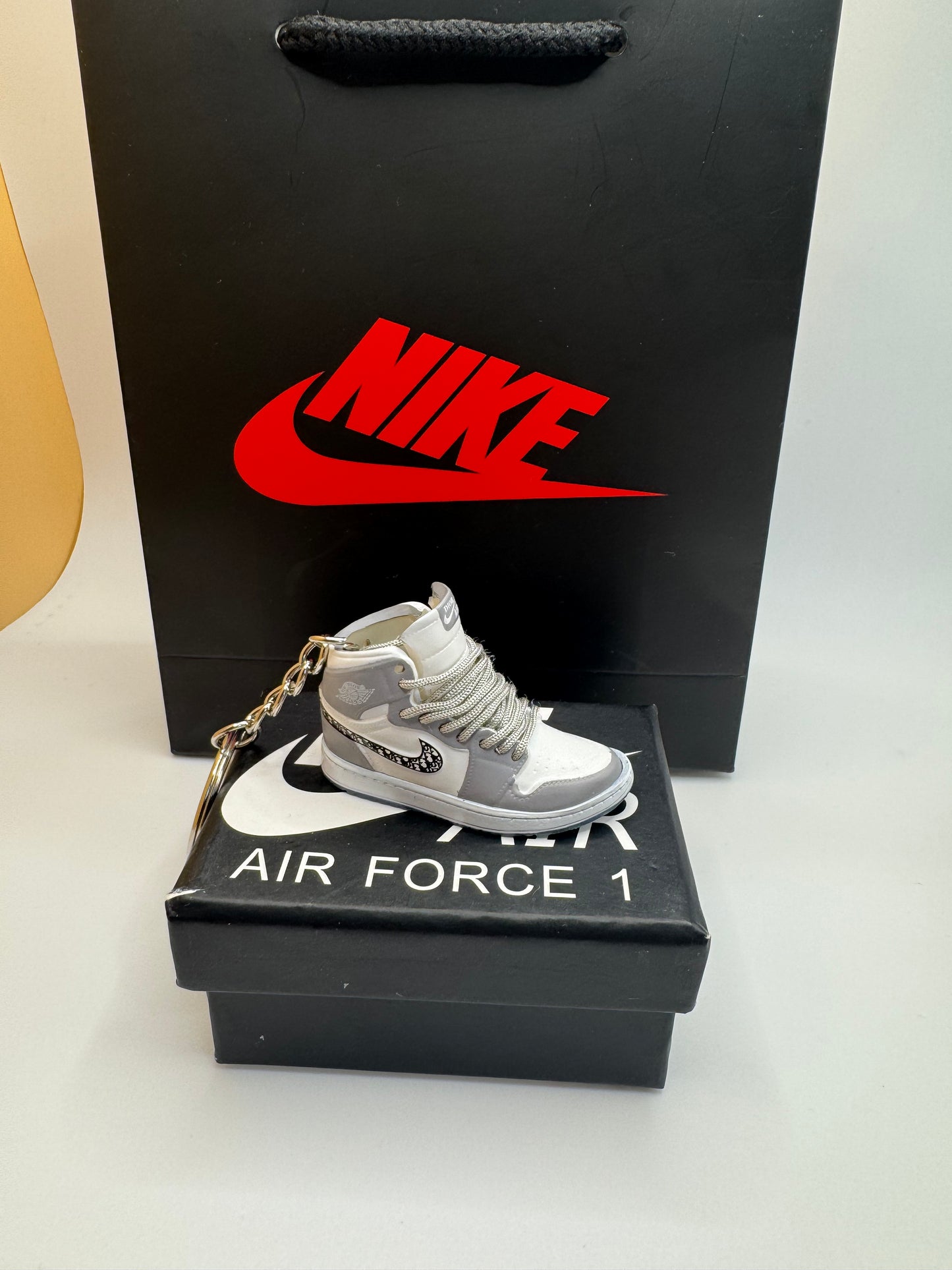 Air Jordan 1 Dior Sneaker Schlüsselanhänger – Weiß/Grau