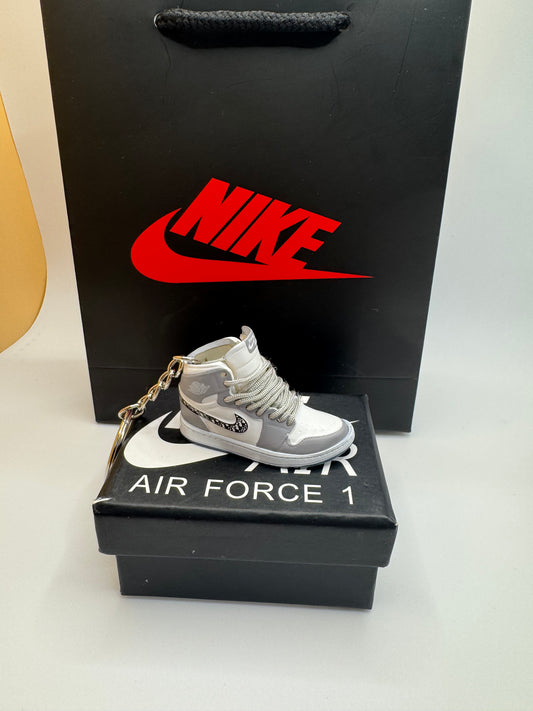 Air Jordan 1 Dior Sneaker Schlüsselanhänger – Weiß/Grau