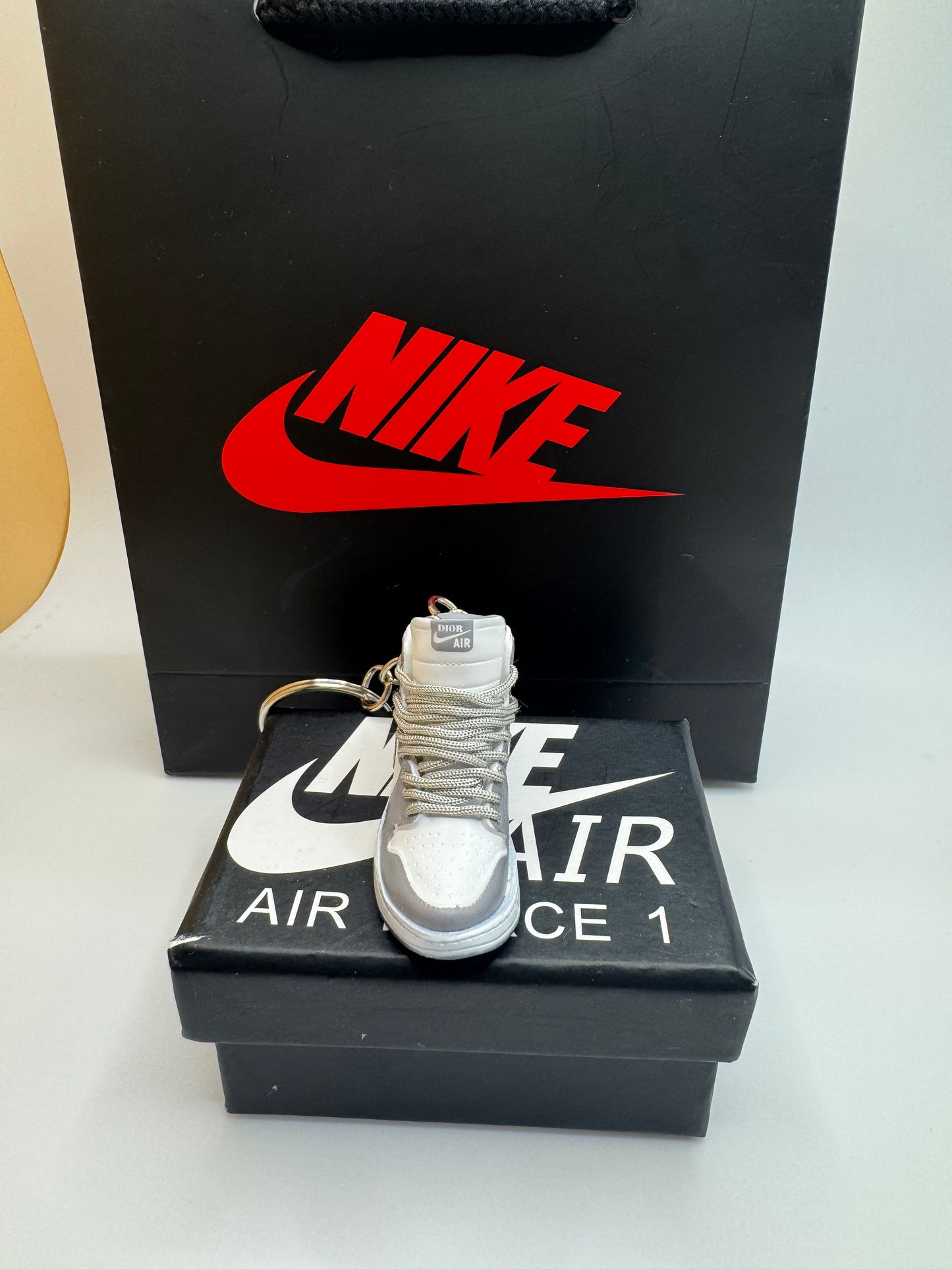Air Jordan 1 Dior Sneaker Schlüsselanhänger – Weiß/Grau