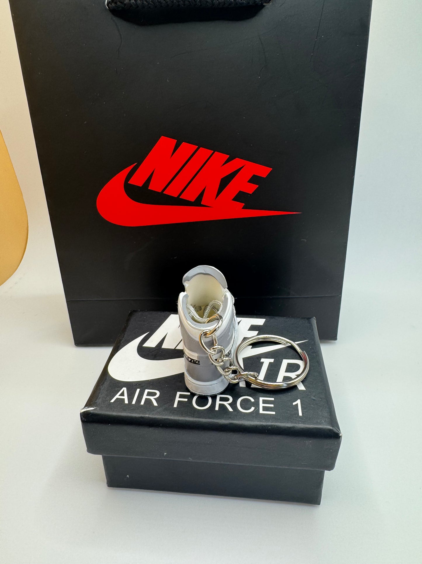Air Jordan 1 Dior Sneaker Schlüsselanhänger – Weiß/Grau
