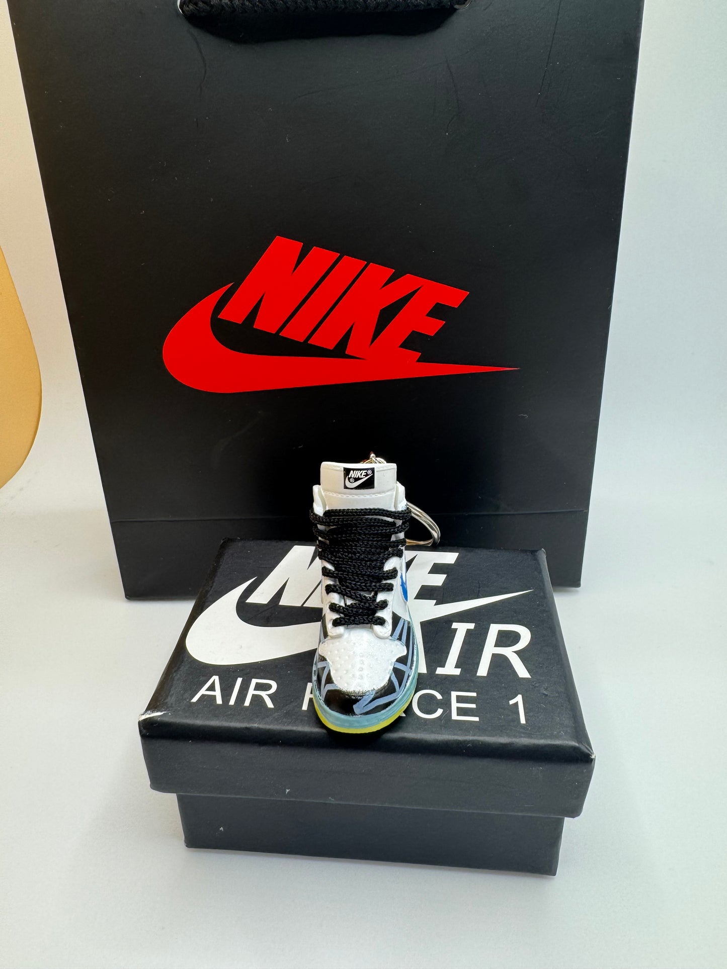 Sneaker Schlüsselanhänger High-Top Weiß/Blau/Schwarz – Mini Sneaker Accessoire