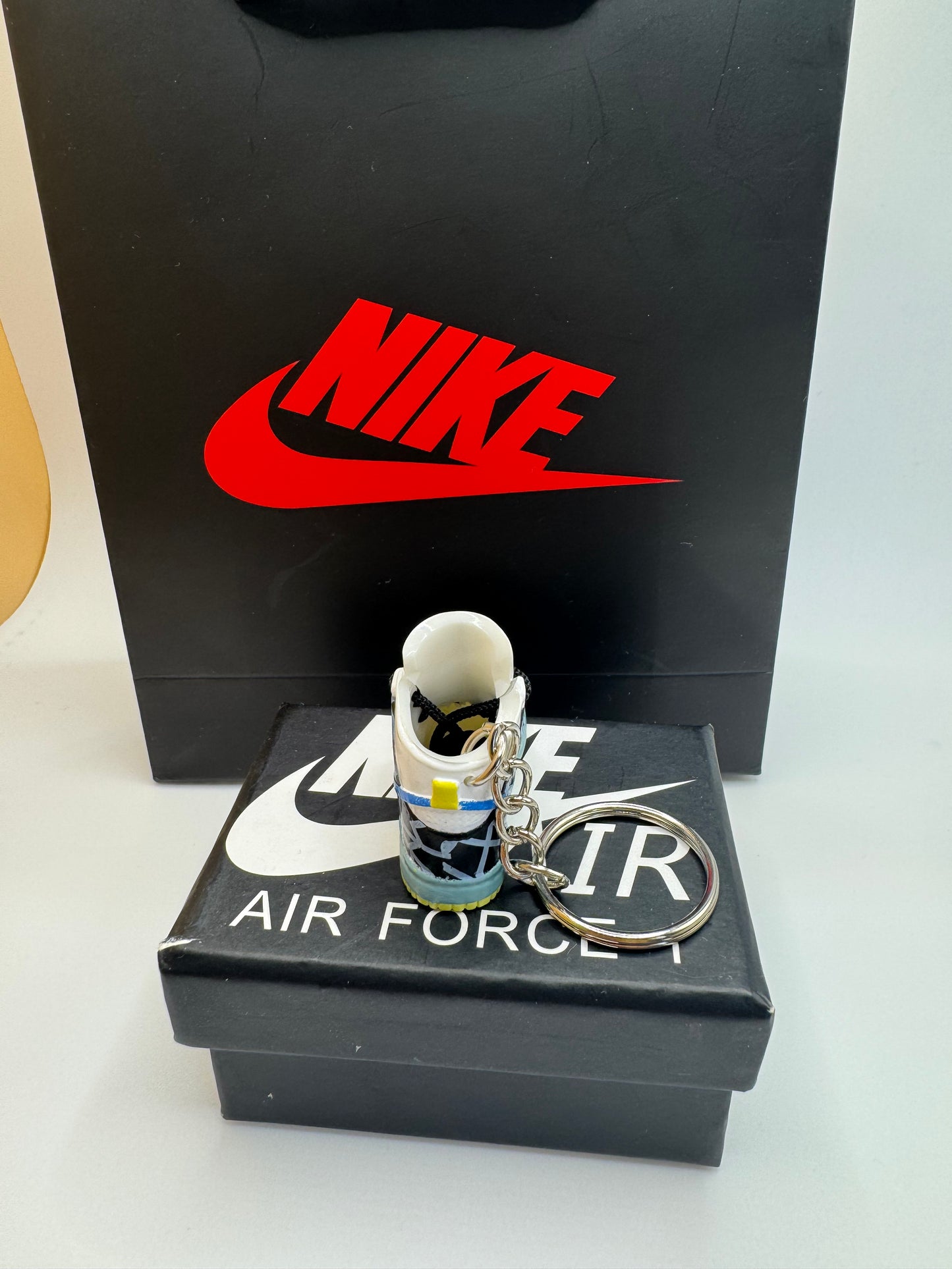 Sneaker Schlüsselanhänger High-Top Weiß/Blau/Schwarz – Mini Sneaker Accessoire