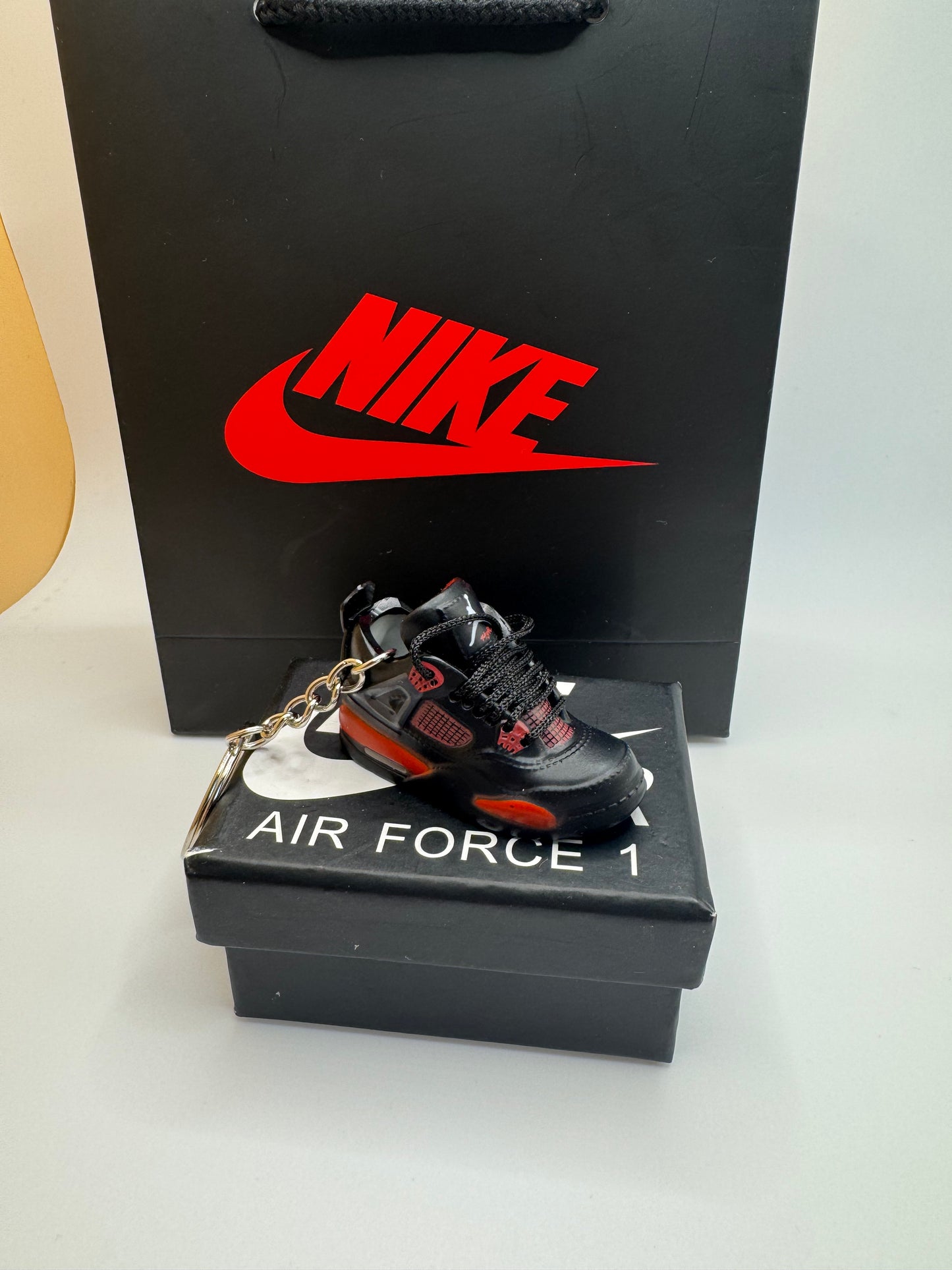 Sneaker Schlüsselanhänger – inspiriert von Jordan 4 Black/Red