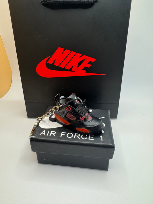 Sneaker Schlüsselanhänger – inspiriert von Jordan 4 Black/Red
