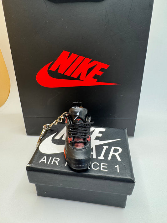 Sneaker Schlüsselanhänger – inspiriert von Jordan 4 Black/Red