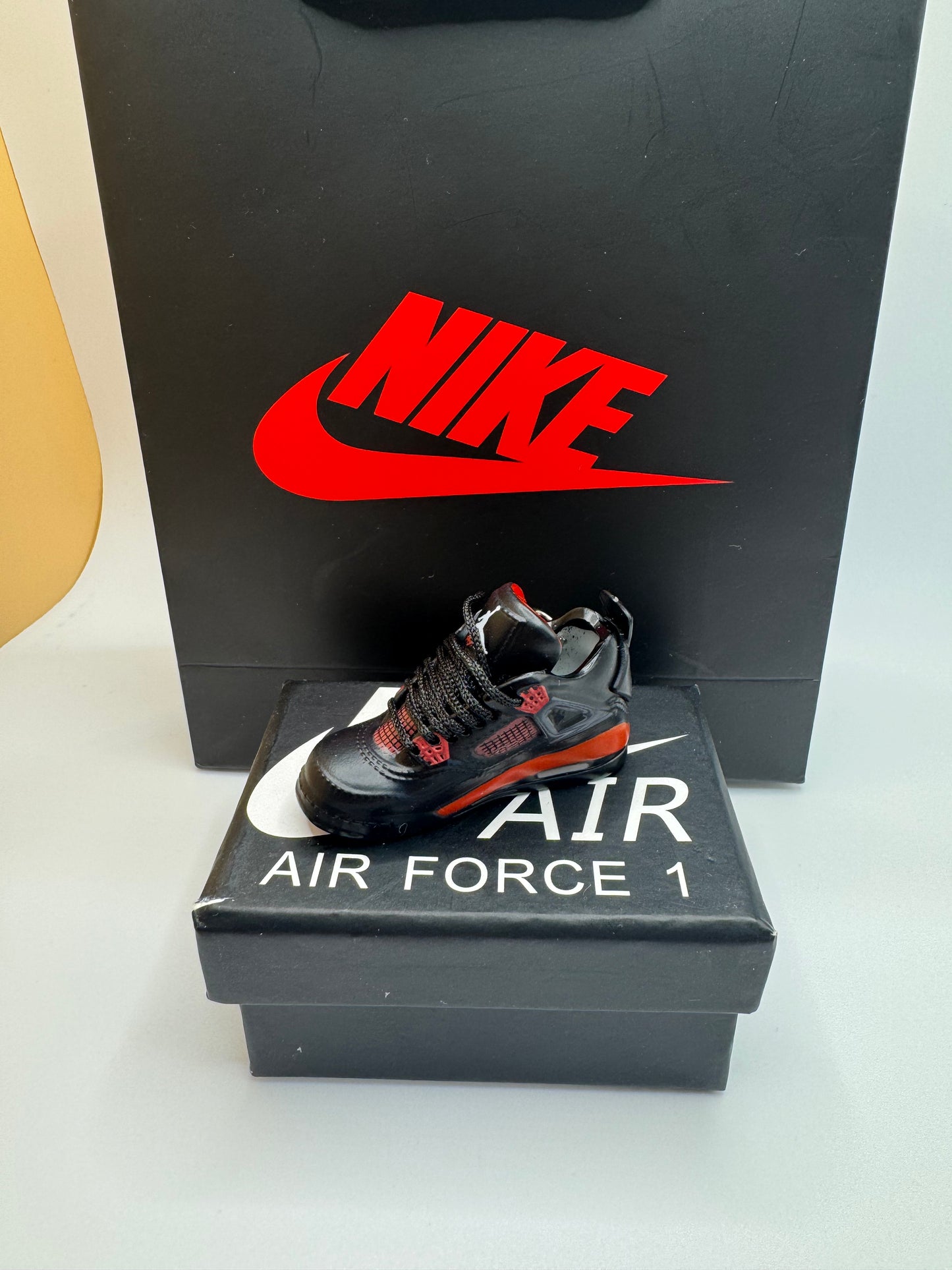Sneaker Schlüsselanhänger – inspiriert von Jordan 4 Black/Red