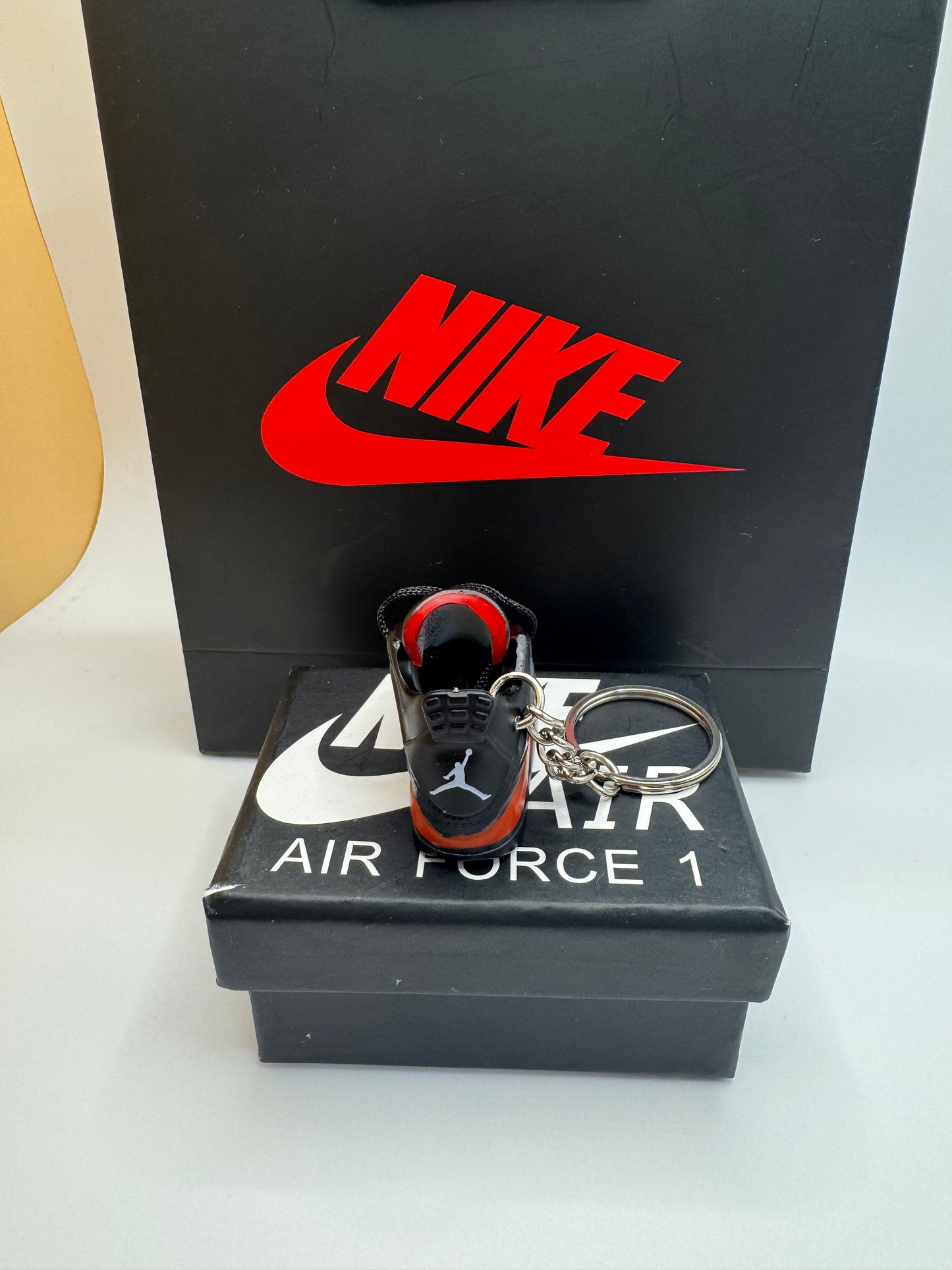 Sneaker Schlüsselanhänger – inspiriert von Jordan 4 Black/Red