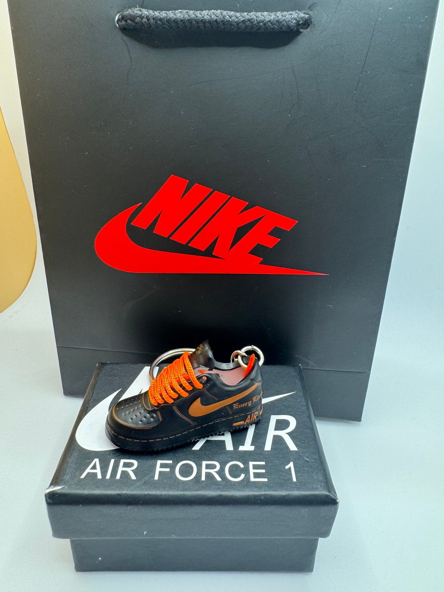 Nike Air Force 1 Schlüsselanhänger – Schwarz mit Orange