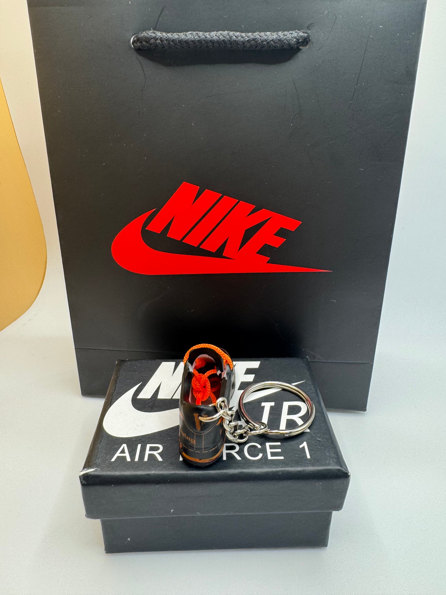Nike Air Force 1 Schlüsselanhänger – Schwarz mit Orange
