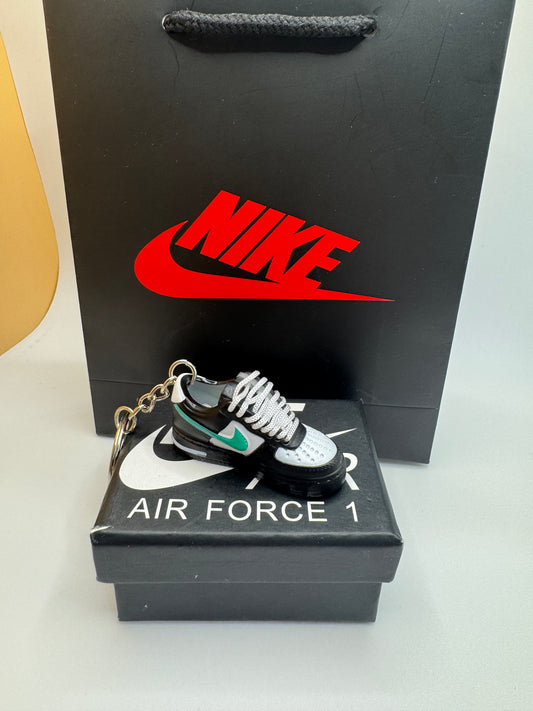Sneaker Schlüsselanhänger – inspiriert von Nike Air Force 1 (Weiß/Schwarz/Türkis)