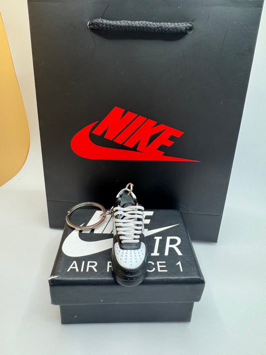 Sneaker Schlüsselanhänger – inspiriert von Nike Air Force 1 (Weiß/Schwarz/Türkis)