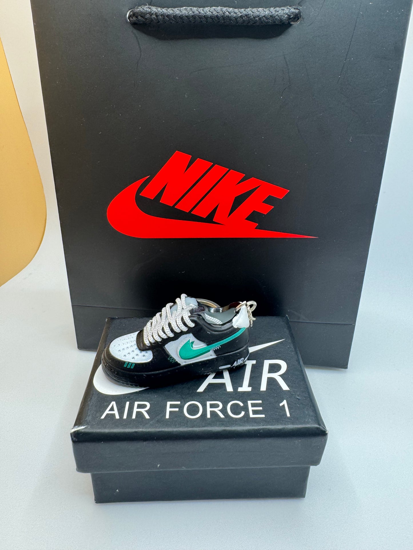 Sneaker Schlüsselanhänger – inspiriert von Nike Air Force 1 (Weiß/Schwarz/Türkis)