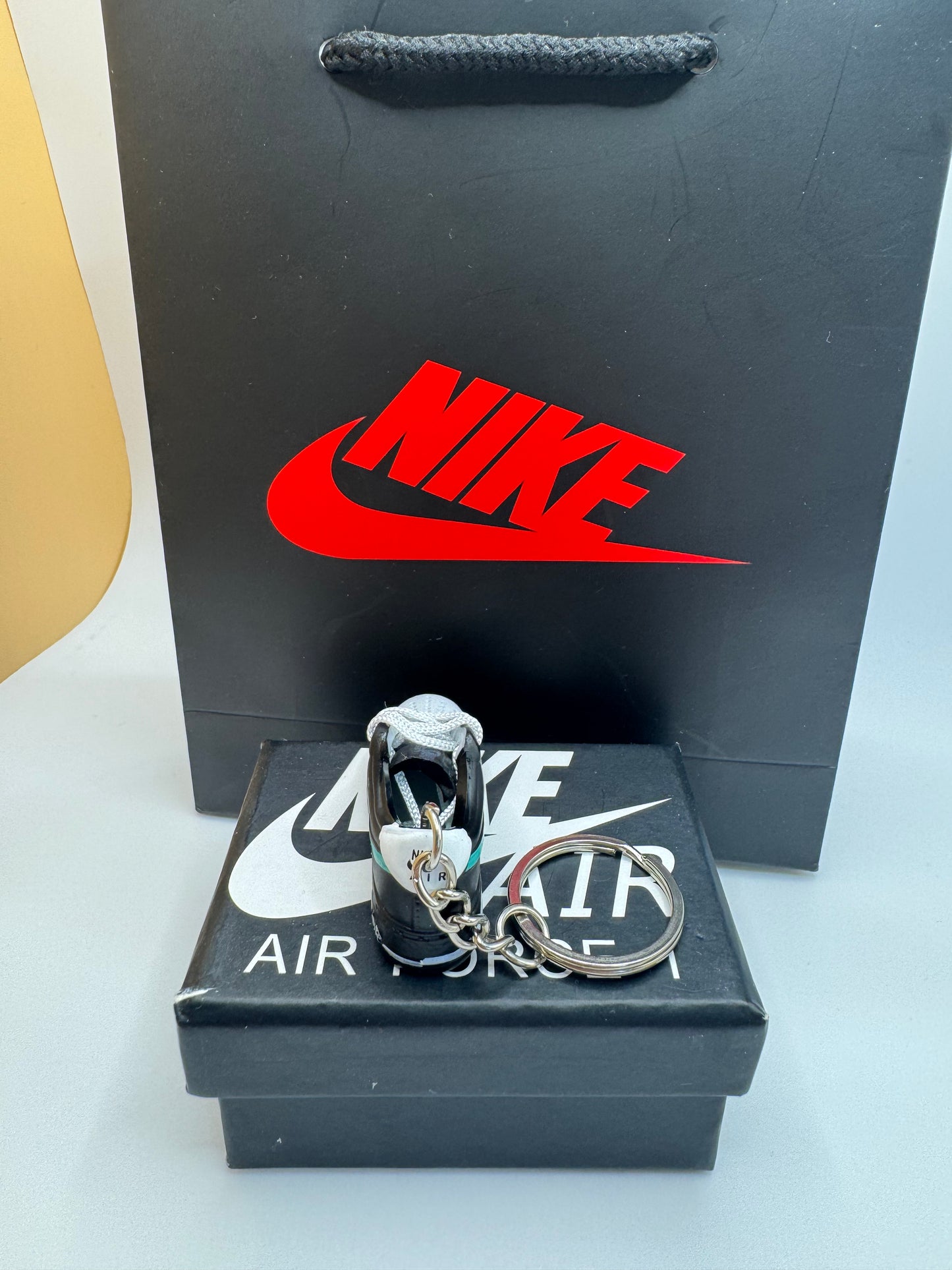 Sneaker Schlüsselanhänger – inspiriert von Nike Air Force 1 (Weiß/Schwarz/Türkis)