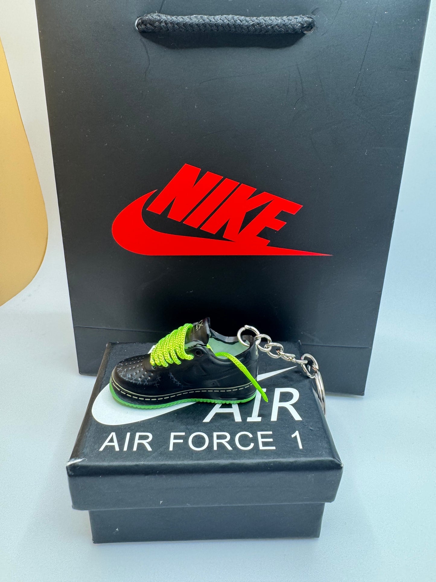 Sneaker Schlüsselanhänger – Air Force 1 inspiriert, Schwarz mit Neon-Grün